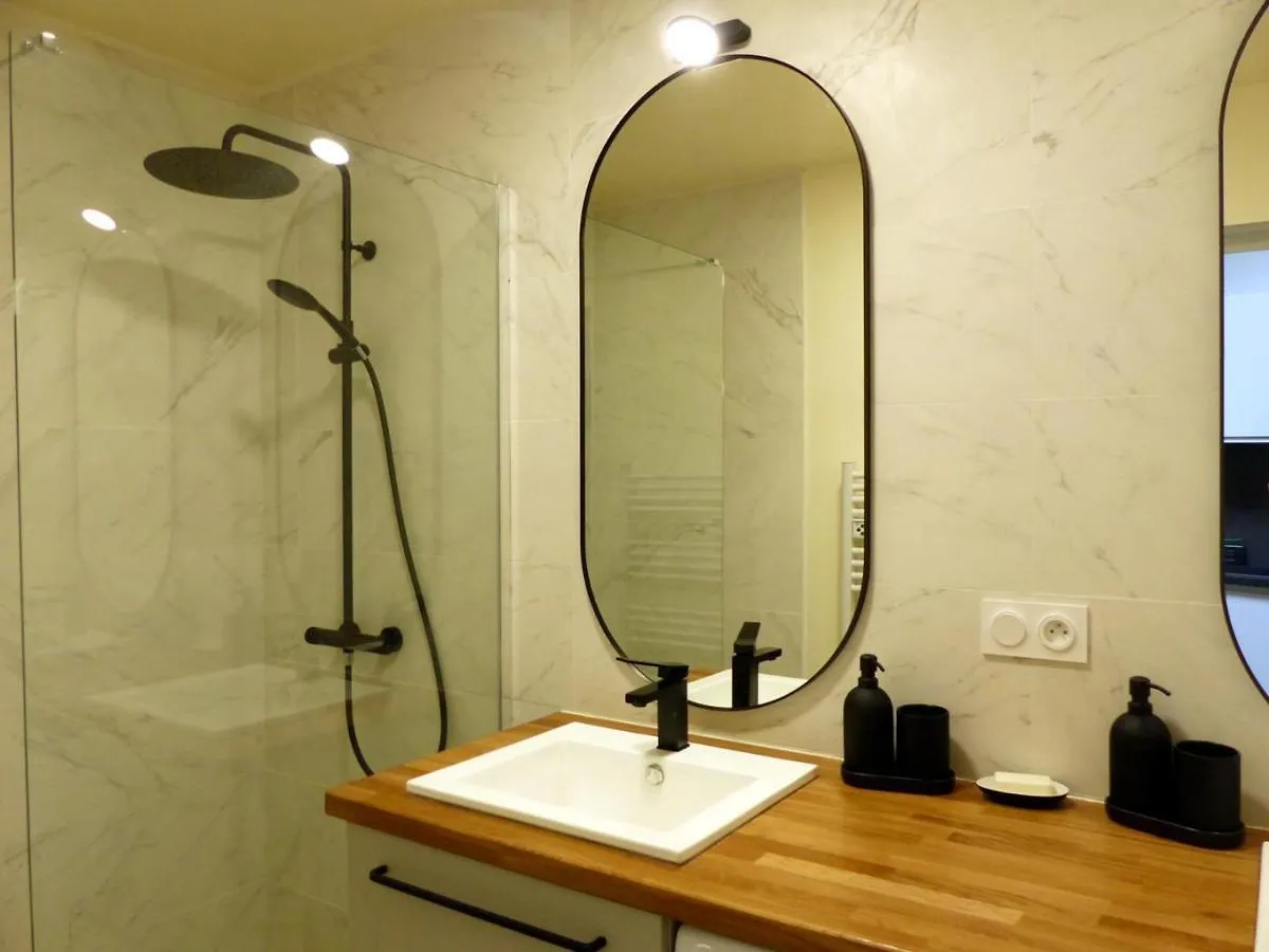 Charmant Gite Avec Piscine Privative Et Terrasse A Charroux, Village Medieval - Fr-1-489-394 France