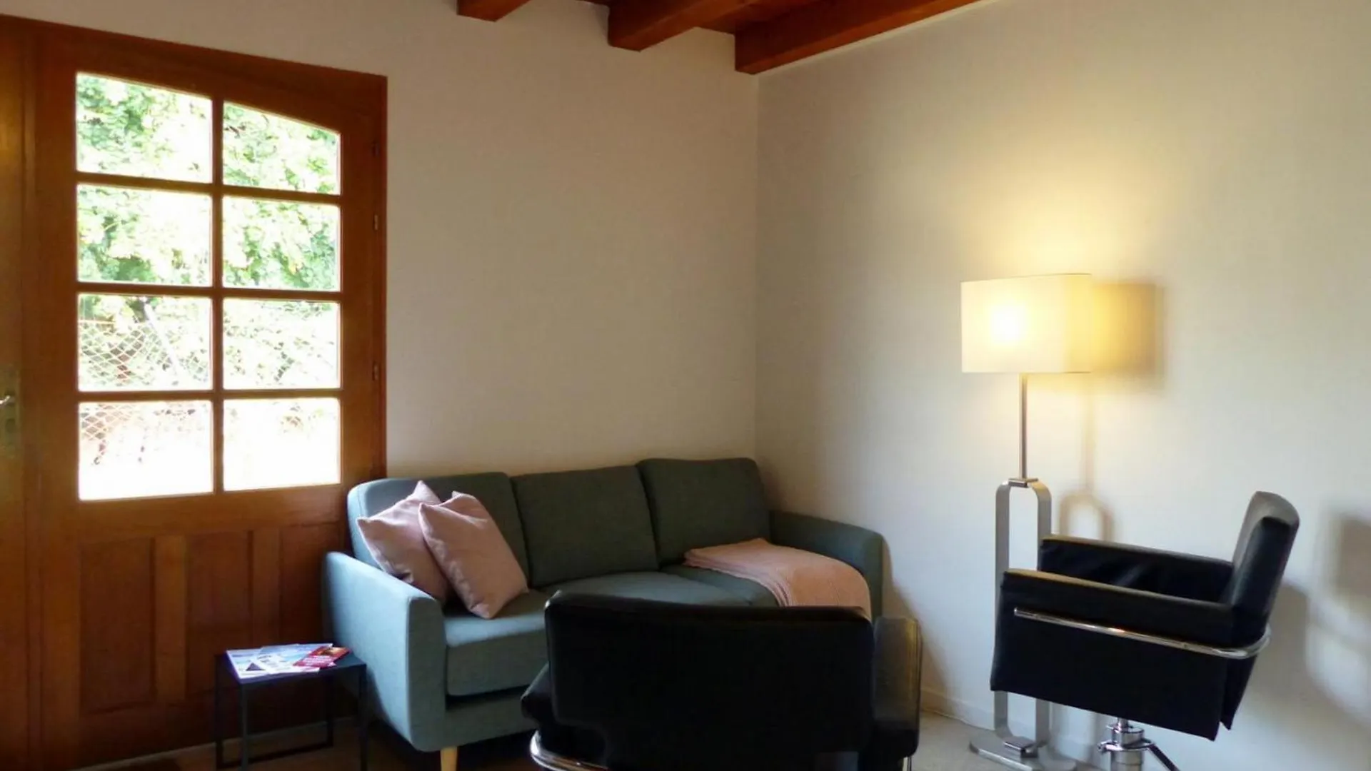 Holiday home Charmant Gite Avec Piscine Privative Et Terrasse A Charroux, Village Medieval - Fr-1-489-394
