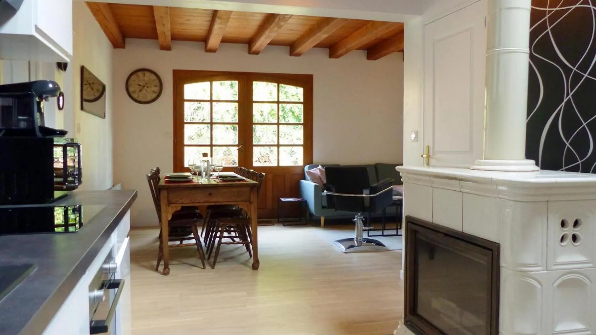 Charmant Gite Avec Piscine Privative Et Terrasse A Charroux, Village Medieval - Fr-1-489-394 France