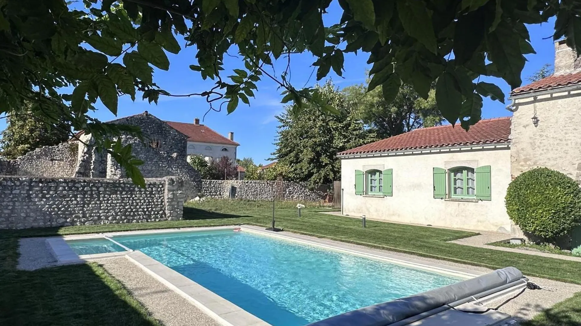 Charmant Gite Avec Piscine Privative Et Terrasse A Charroux, Village Medieval - Fr-1-489-394 0*, Charroux-d'Allier France