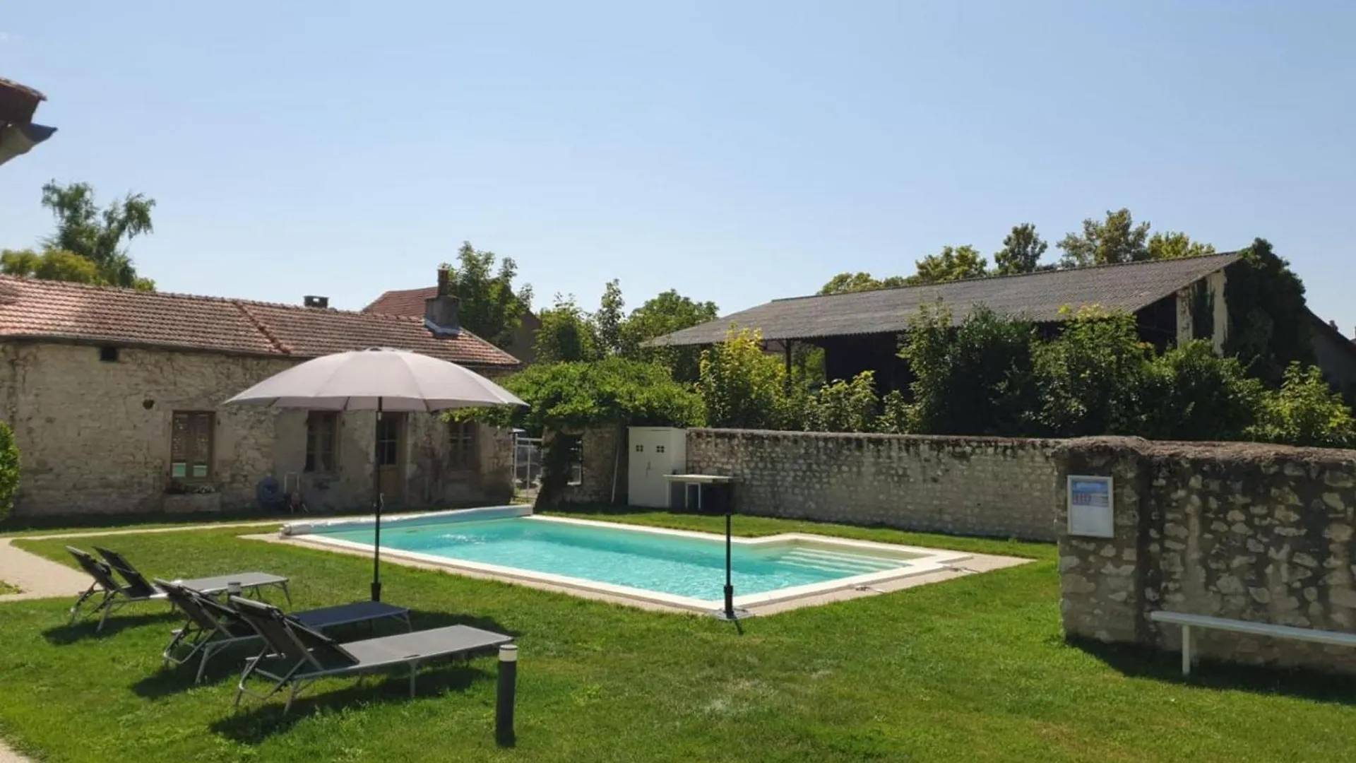 Holiday home Charmant Gite Avec Piscine Privative Et Terrasse A Charroux, Village Medieval - Fr-1-489-394 France