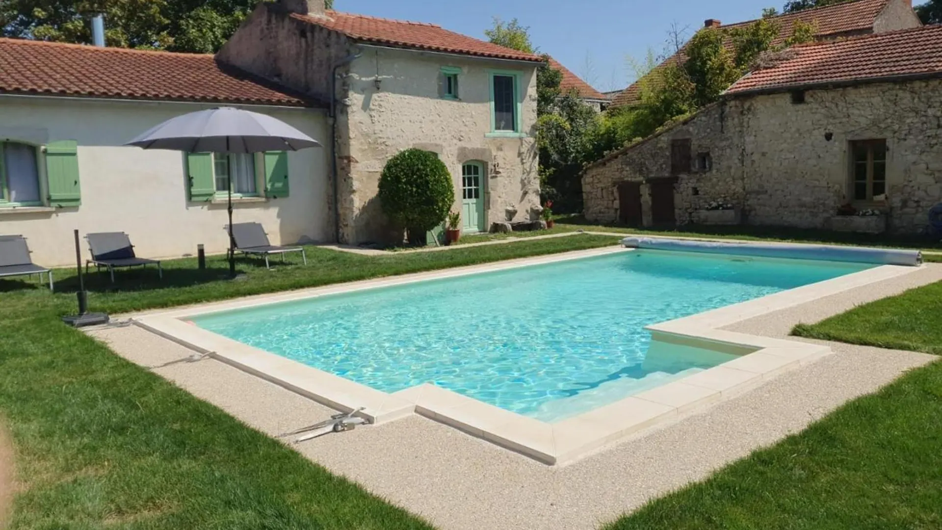 Charmant Gite Avec Piscine Privative Et Terrasse A Charroux, Village Medieval - Fr-1-489-394 Holiday home