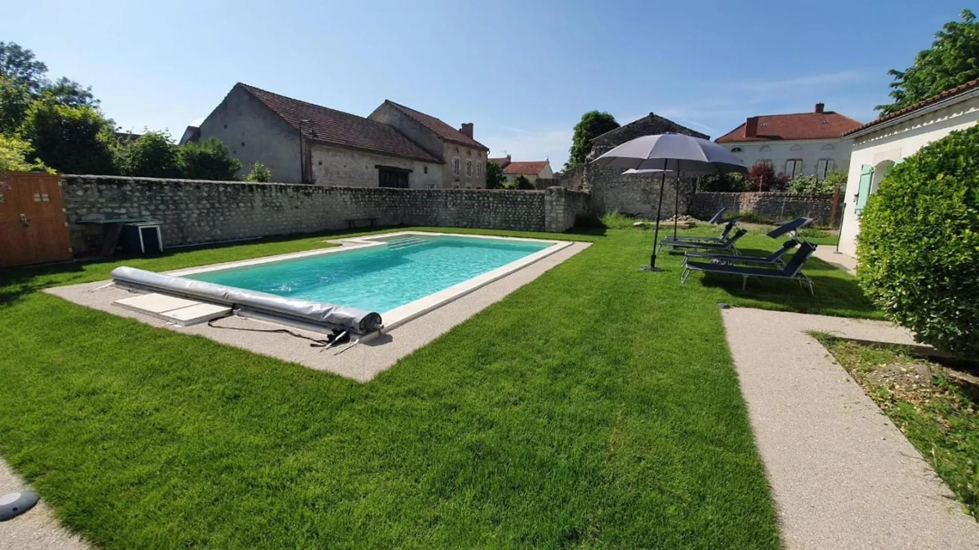 Charmant Gite Avec Piscine Privative Et Terrasse A Charroux, Village Medieval - Fr-1-489-394 0*, Charroux-d'Allier